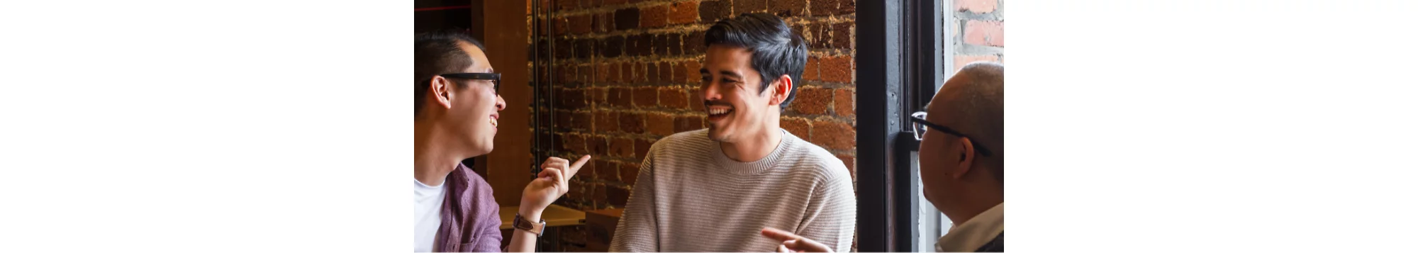 Tres personas sonriendo y hablando