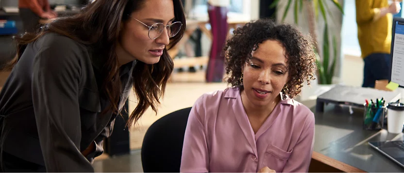 Dos mujeres trabajando en la oficina