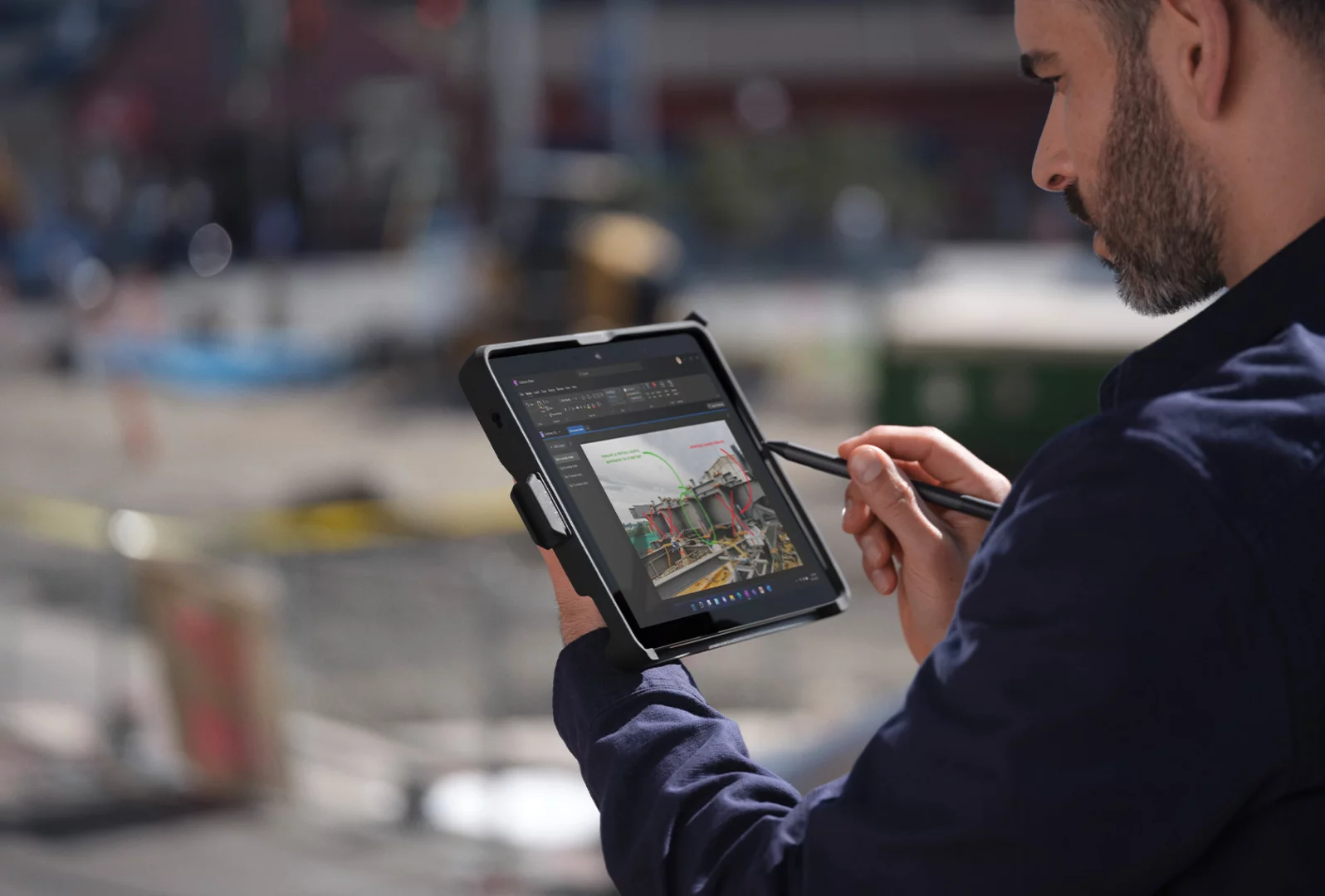 Uma pessoa em movimento no terreno a utilizar uma Caneta para Surface para navegar no Surface Go 4