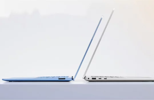 Surface Laptop Sapphire and Surface Laptop Platinum shown from the side highlighting the computer's slim profile.