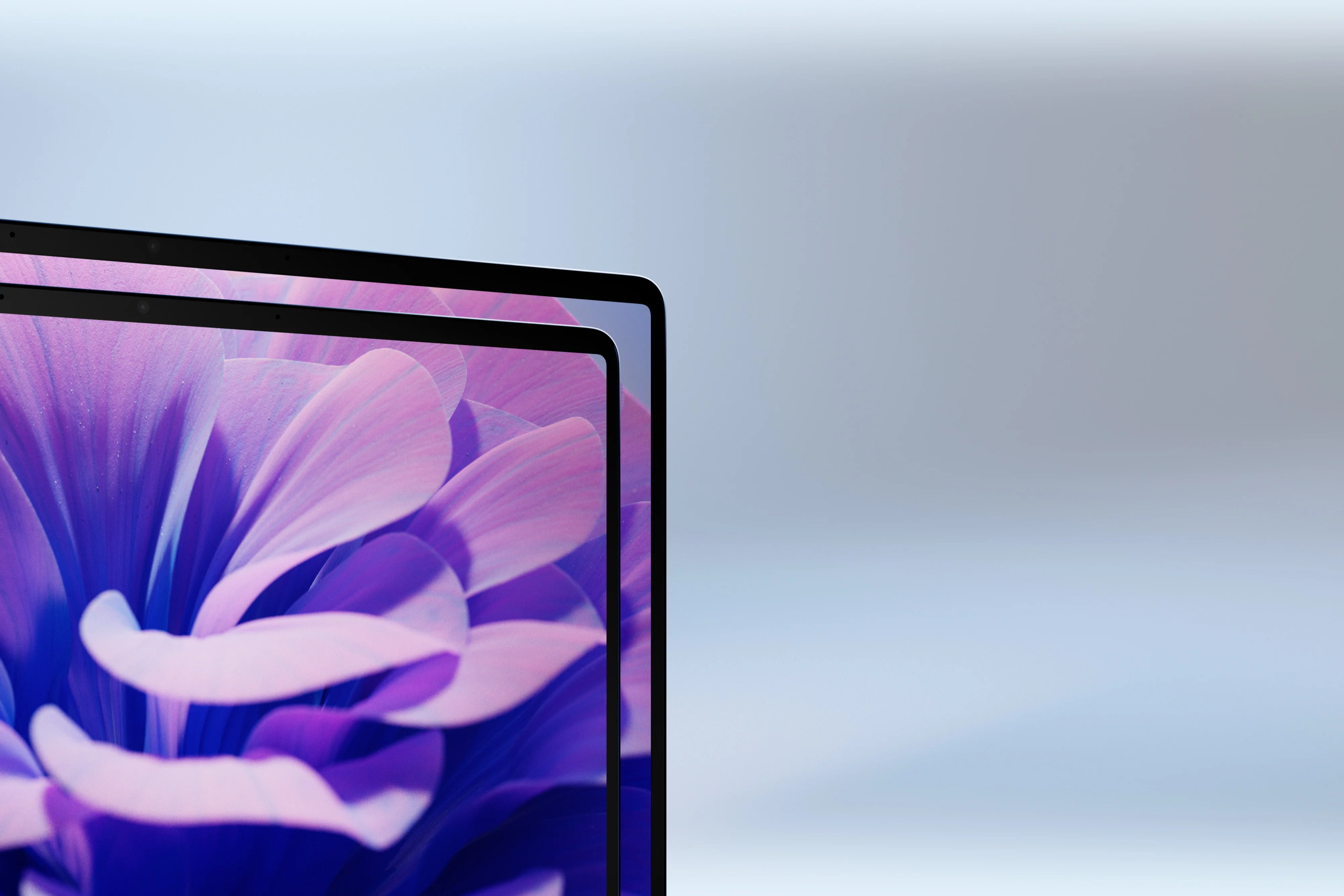 Immagine poster del video di presentazione di Surface Laptop con due schermi di dimensioni diverse, bordi sottili e schermo.