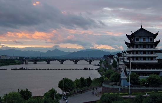 The Lan River (a tributary of the Fuchun [Qiantang] River) at Lanxi, Zhejiang province, China.