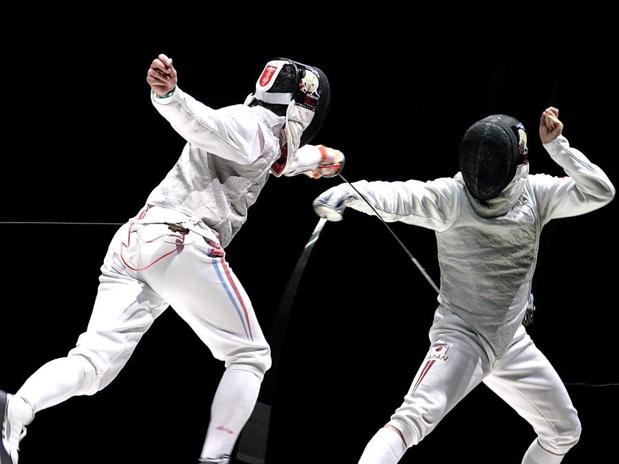 Men fencing (sport; swordplay; sword)