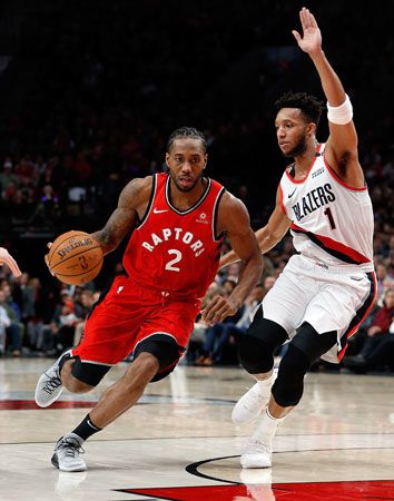 Kawhi Leonard driving against Evan Turner