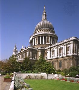 St. Paul's Cathedral, London, from the southeast. Designed and built (1675–1710) under the supervision of Sir Christopher Wren, it combines Neoclassical, Gothic, and Baroque elements.