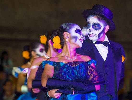 Mexican couple dressed to commemorate the Day of the Dead.