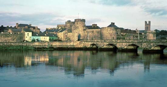 Thomond Bridge over the River Shannon and King John's Castle at Limerick, Ireland