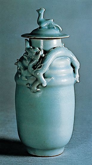 Longquan celadon wine jar and cover