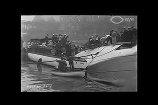 Witness attempts to rescue and recover passengers from the capsized steamship Eastland in Chicago