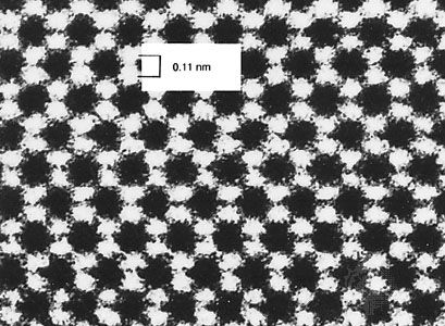 Micrograph, taken with a transmission electron microscope, showing the atomic structure of a diamond surface. A spacing of about 0.1 nanometre is clearly resolved.