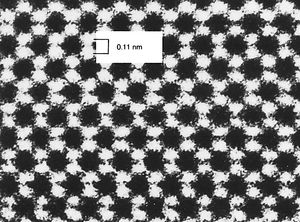 Micrograph, taken with a transmission electron microscope, showing the atomic structure of a diamond surface. A spacing of about 0.1 nanometre is clearly resolved.