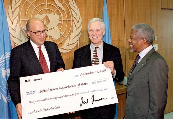 Kofi Annan (right) meeting with Ted Turner (centre)