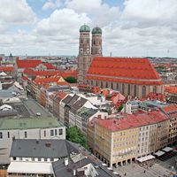 The Church of Our Lady (centre), Munich.