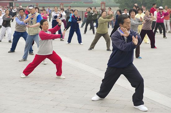 Group practicing tai chi chuan