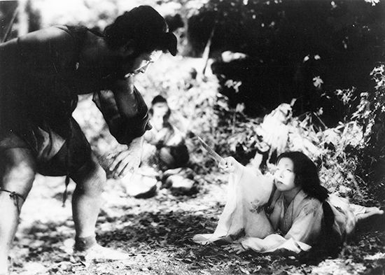 (From left) Mifune Toshirō as Tajōmaru and Kyō Machiko as Kanazawa Masako in Kurosawa Akira's 1950 film version of Akutagawa Ryūnosuke's Rashōmon.