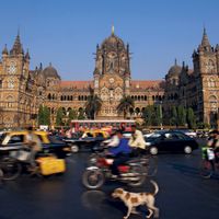 Blurred motion outside Victoria Station in Mumbia, India. Central Station Mumbai, Mumbai CST, Victoria Terminus, Chhatrapati Shivaji Terminus.