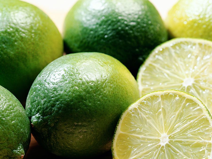 Close-up of limes. (citrus fruit; food)