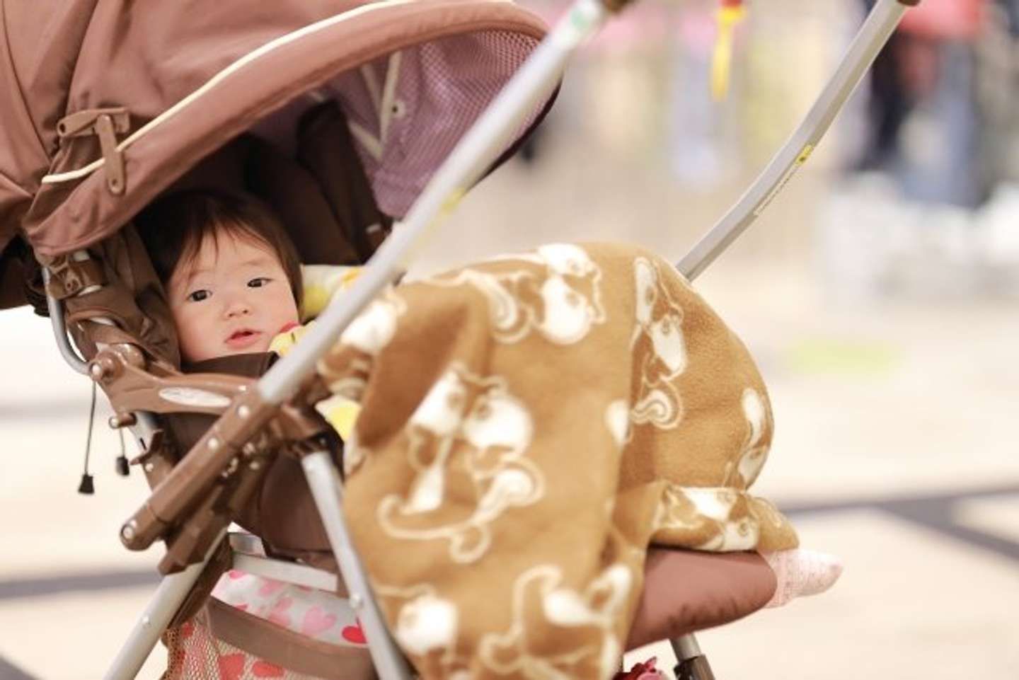 双子の赤ちゃんを連れて旅行（画像はイメージ）