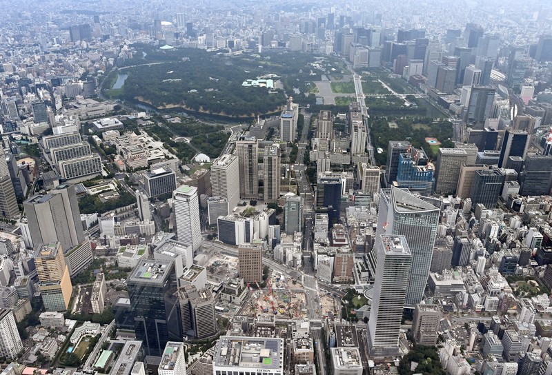 高層ビルが建ち並ぶ東京都心。中央奥は皇居＝東京都港区で