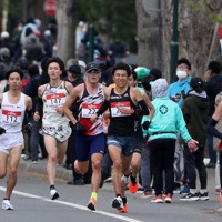 東京オリンピックのマラソンテスト大会でコースを走る服部勇馬（左から3人目）＝貝塚太一撮影