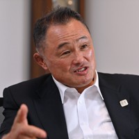 インタビューに答える日本オリンピック委員会の山下泰裕会長＝東京都新宿区で2021年5月21日、宮間俊樹撮影