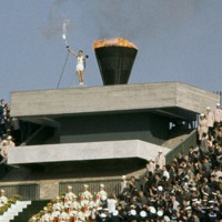 東京オリンピック開会式（1964年）で聖火台に点火し、トーチを掲げる聖火リレー最終走者