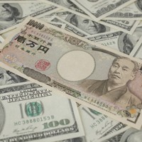 1万円札と100ドル紙幣＝ゲッティ