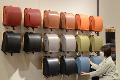 土屋鞄製造所が性別を問わず、好きな色を選べるようデザインしたランドセルの「RECO」シリーズ＝松山市で2022年3月27日午前9時43分、山中宏之撮影