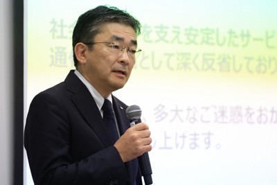 通信障害に関して記者会見するKDDIの高橋誠社長＝東京都千代田区で2022年7月3日午前11時1分、後藤由耶撮影