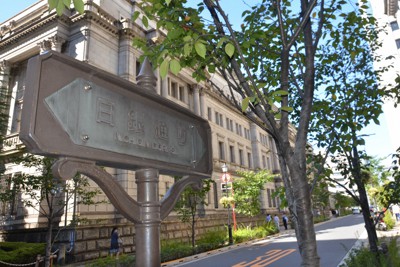 日銀本店から南北に延びる「日銀通り」＝東京都中央区で2022年10月20日午後0時15分、杉山雄飛撮影