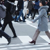 街を行き交う人たち＝東京都千代田区で2023年1月29日、丸山博撮影