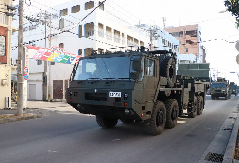 石垣島の市街地を走行し、駐屯地予定地に向かう自衛隊車両＝沖縄県石垣市で2023年3月5日午前8時21分、比嘉洋撮影