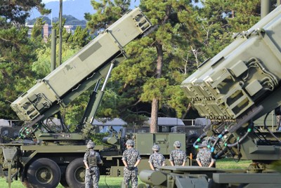 機動展開訓練で空に向けられるパトリオット発射機＝北九州市小倉南区の陸自小倉駐屯地で2017年8月25日午前6時31分、上入来尚撮影