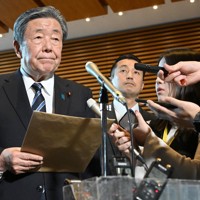 岸田文雄首相との面会を終え、記者団の取材に応じる自民党の森山裕総務会長＝首相官邸で2024年2月15日午後4時10分、竹内幹撮影