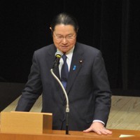 自民党派閥の政治資金パーティーを巡る事件を受け謝罪する衛藤征士郎氏＝佐伯市大手町2で