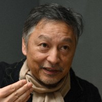 インタビューに答える小説家の島田雅彦さん＝東京都渋谷区で2024年2月5日、宮本明登撮影