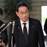 自身の衆院政治倫理審査会の出席について記者団の取材に応じる岸田文雄首相＝首相官邸で2024年2月28日午前10時51分、竹内幹撮影