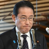 自身の政倫審出席について記者団の取材に応じる岸田文雄首相＝首相官邸で2024年2月28日午前10時50分、竹内幹撮影