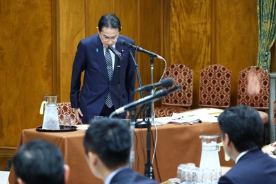 衆院政治倫理審査会の冒頭、自民党派閥の政治資金パーティー裏金事件について陳謝する岸田文雄首相＝国会内で2024年2月29日午後2時8分（代表撮影）