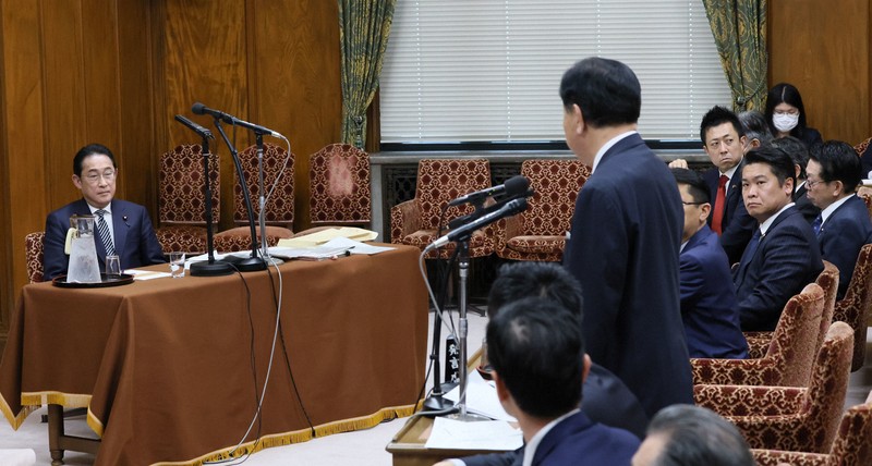 衆院政治倫理審査会で質問を聞く岸田文雄首相（左）＝国会内で2024年2月29日午後2時56分（代表撮影）