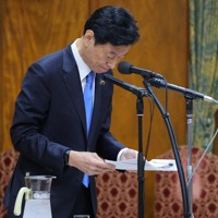 衆院政治倫理審査会の冒頭、自民党派閥の政治資金パーティー裏金事件について陳謝する西村康稔前経済産業相＝国会内で2024年3月1日午前9時9分、宮武祐希撮影