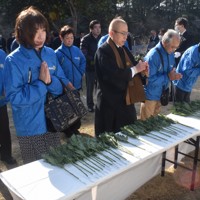 犠牲者に花を手向け、手を合わせる市民ら＝北茨城市大津町五浦で2024年3月11日午後3時5分、田内隆弘撮影