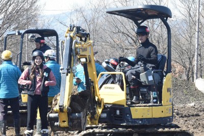 アスリート17人集い重機免許取得　中田英寿さん、五郎丸歩さんら