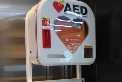 ビルの一角に設置されているAED＝東京都千代田区で2024年5月22日午前10時13分、寺町六花撮影