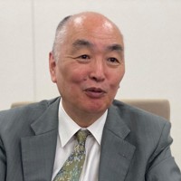 記者の質問に答える、玉木林太郎国際金融情報センター理事長＝東京都中央区で2024年5月23日午後2時15分ごろ、加藤美穂子撮影