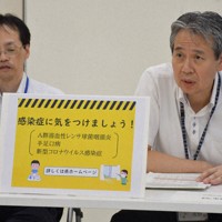 新型コロナウイルスの感染者増加を受けて警戒を呼びかける県保健医療介護部の佐野医監（右）＝福岡市博多区で2024年7月18日午後3時9分、城島勇人撮影