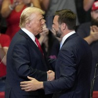 米中西部ミシガン州グランドラピッズで選挙集会に臨むトランプ前大統領（左）とバンス連邦上院議員＝2024年7月20日、AP