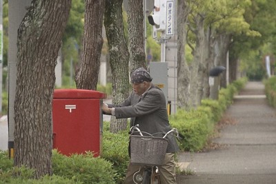 告発状を郵便ポストに投函する上脇博之教授