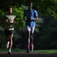 楠康成さん（左）と練習に励むグエム・アブラハム選手＝東京都世田谷区で2024年7月17日、久保玲撮影