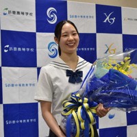 パリ・オリンピックの壮行会で花束を手にする島田綾乃＝鈴鹿市の鈴鹿高校で2024年7月19日、下村恵美撮影